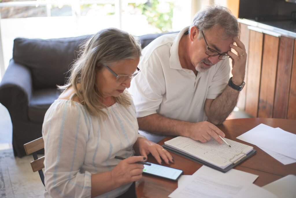 Casal de idosos revisando documentos de aposentadoria Casal de idosos revisando documentos de aposentadoria