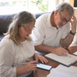 Casal de idosos revisando documentos de aposentadoria