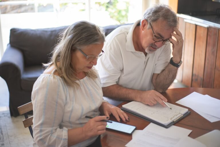 Casal de idosos revisando documentos de aposentadoria