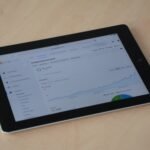 Tablet exibindo painel de anúncios digitais