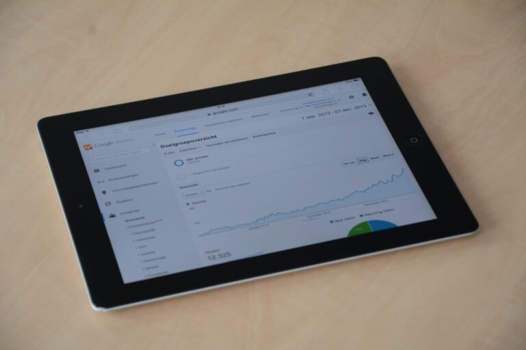 Tablet exibindo painel de anúncios digitais