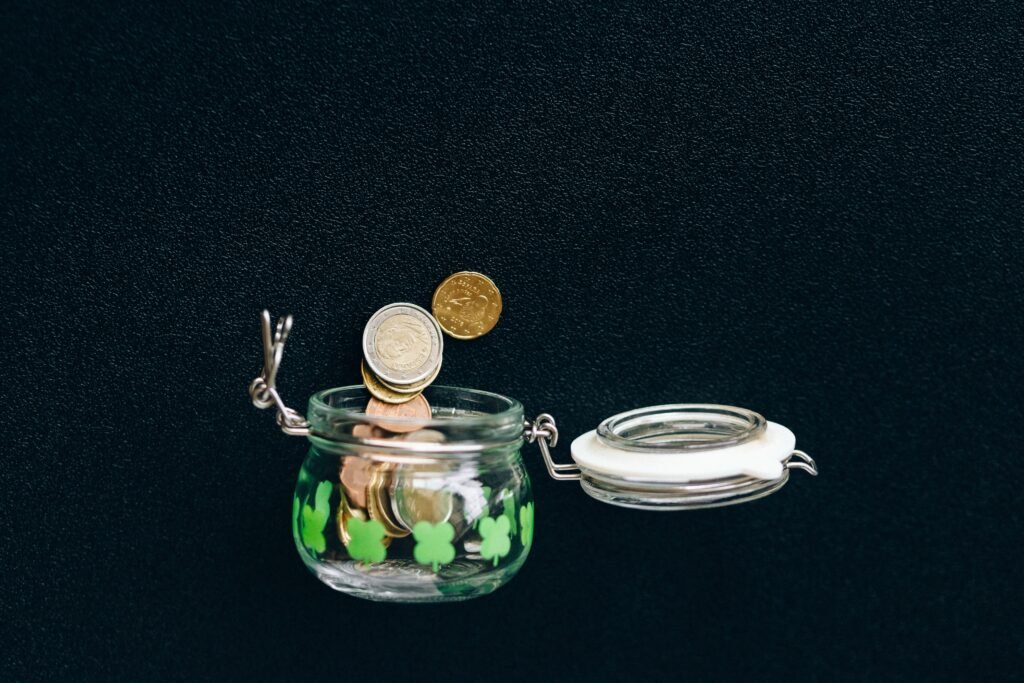 Moedas em pote representando poupança e renda extra