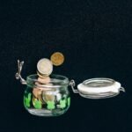 Moedas em pote representando poupança e renda extra