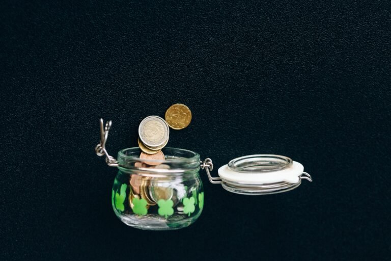 Moedas em pote representando poupança e renda extra
