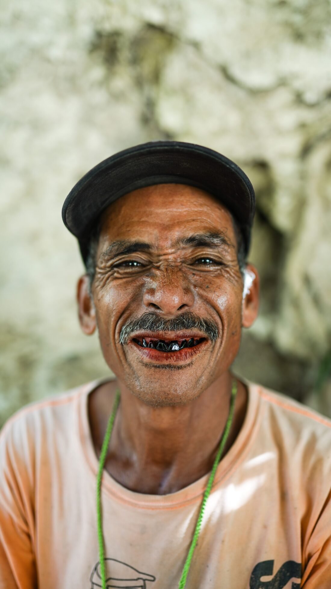 Idoso sorridente representando quem tem direito ao BPC LOAS