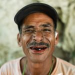 Idoso sorridente representando quem tem direito ao BPC LOAS