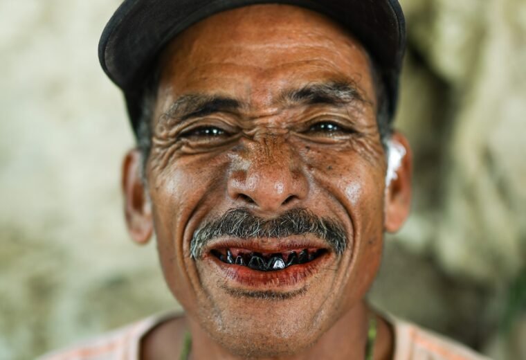 Idoso sorridente representando quem tem direito ao BPC LOAS