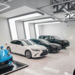 Fila de carros novos em pátio de concessionária, representando a compra por consórcio de veículos