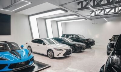 Fila de carros novos em pátio de concessionária, representando a compra por consórcio de veículos