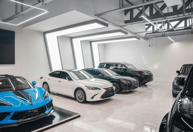 Fila de carros novos em pátio de concessionária, representando a compra por consórcio de veículos