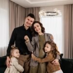 Família segurando chaves da casa nova, representando consórcio imobiliário