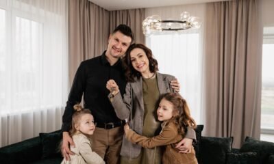 Família segurando chaves da casa nova, representando consórcio imobiliário