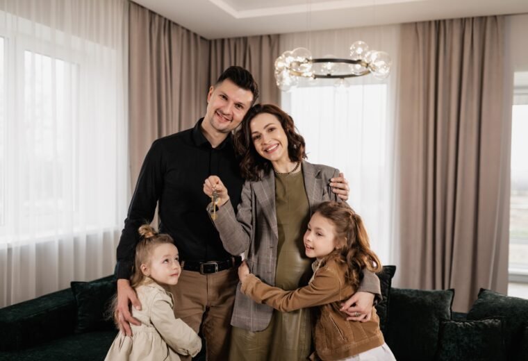 Família segurando chaves da casa nova, representando consórcio imobiliário