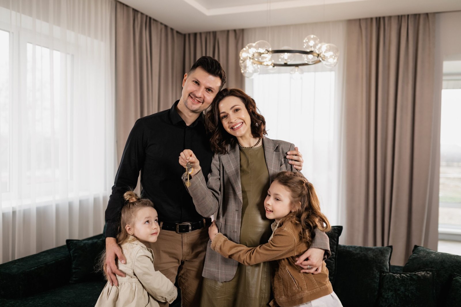 Família segurando chaves da casa nova, representando consórcio imobiliário