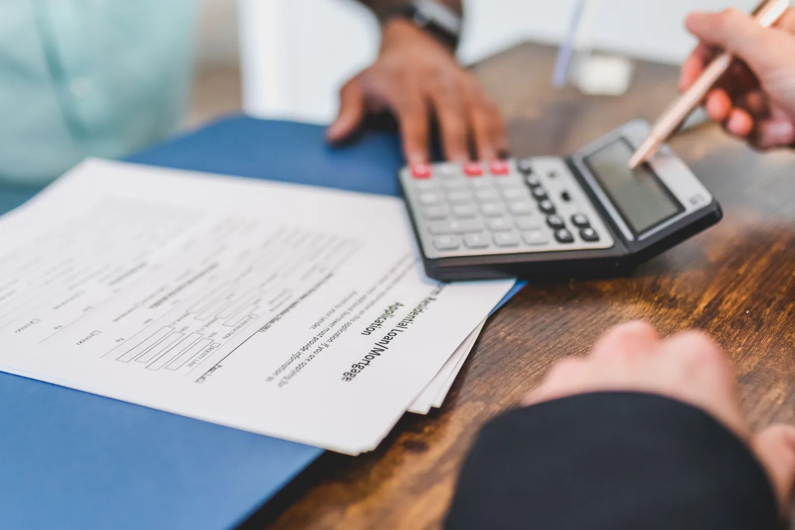 Consultor calculando valor de empréstimo para cliente Consultor calculando valor de empréstimo para cliente