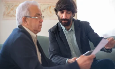 Consultor mostrando documento de aposentadoria para cliente