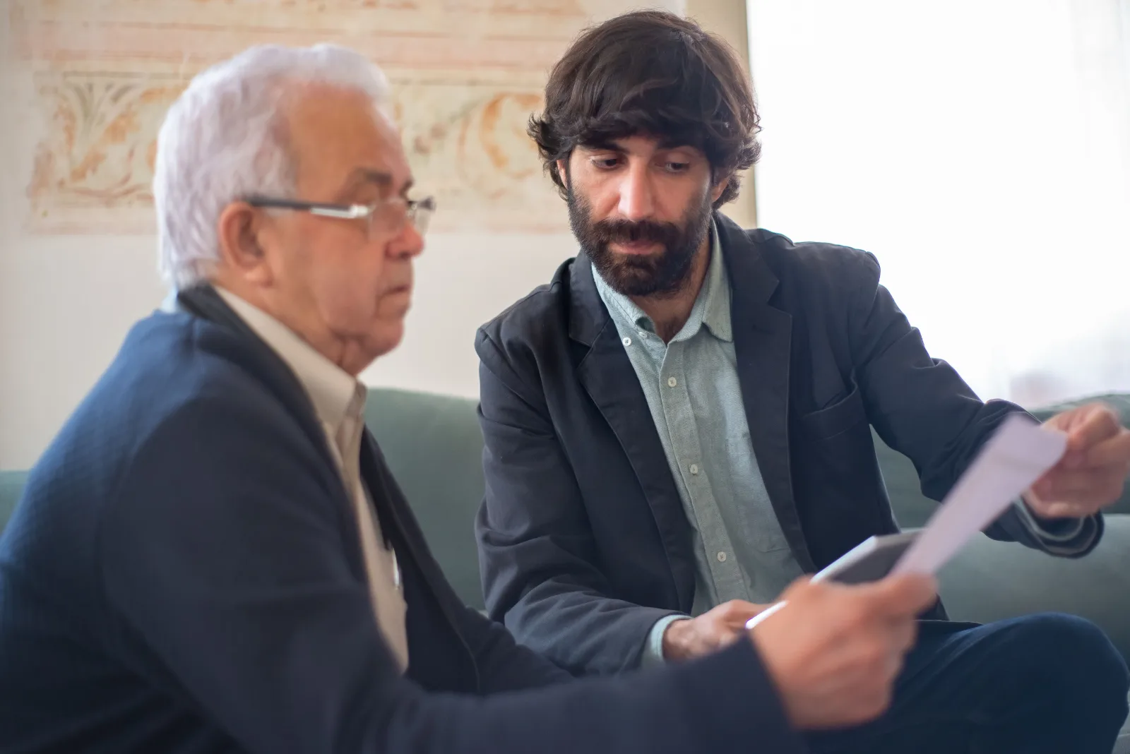 Consultor mostrando documento de aposentadoria para cliente