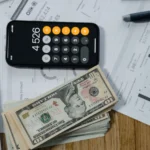 Dinheiro e calculadora simulando empréstimo consignado