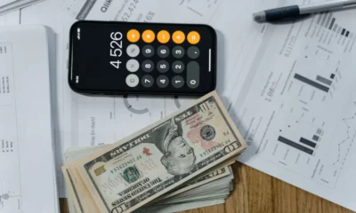 Dinheiro e calculadora simulando empréstimo consignado