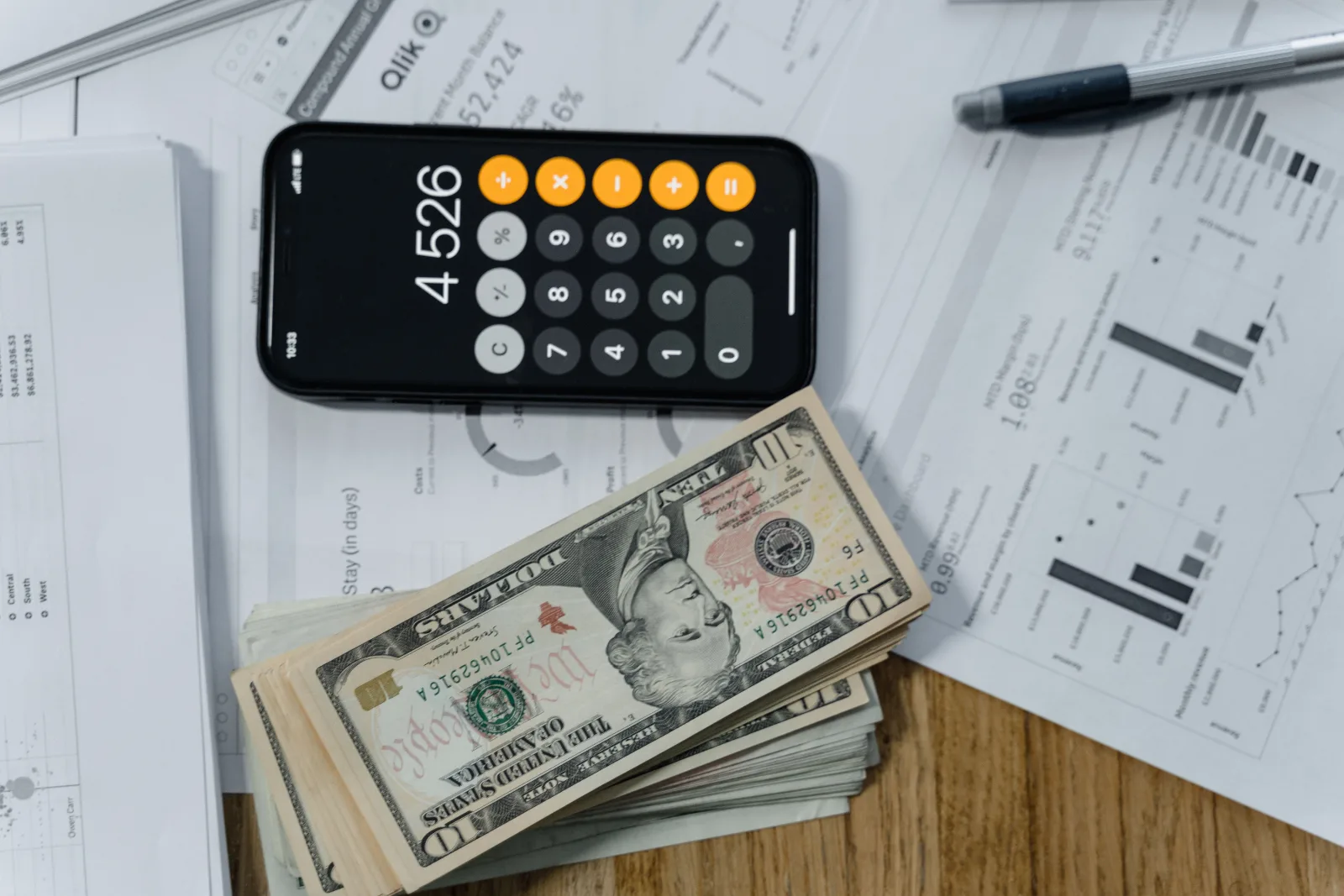 Dinheiro e calculadora simulando empréstimo consignado Dinheiro e calculadora simulando empréstimo consignado