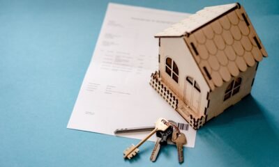 Casa, chaves e contrato representando empréstimo com garantia de imóvel