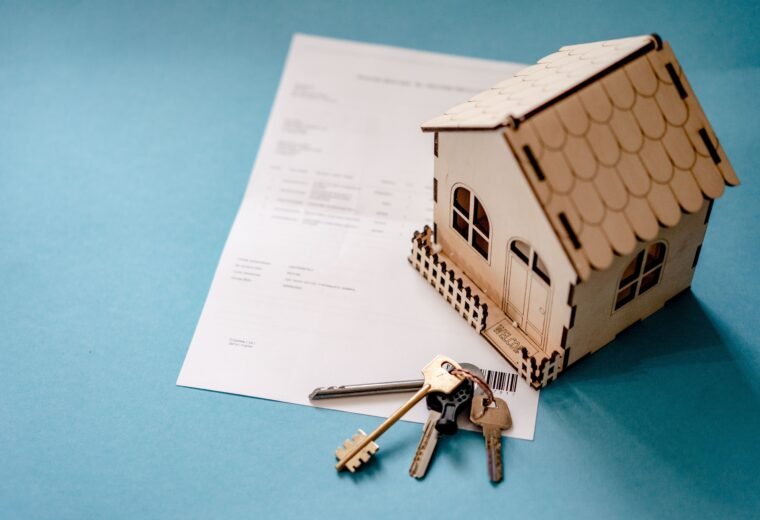 Casa, chaves e contrato representando empréstimo com garantia de imóvel
