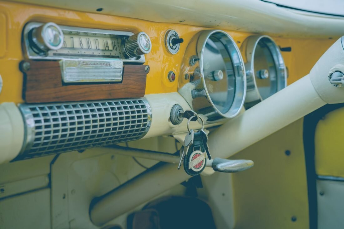 Entrega das chaves do carro entre duas pessoas, representando um empréstimo com garantia de veículo Entrega das chaves do carro entre duas pessoas, representando um empréstimo com garantia de veículo