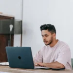 Freelancer trabalhando em laptop para gerar renda extra em casa