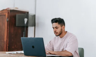 Freelancer trabalhando em laptop para gerar renda extra em casa