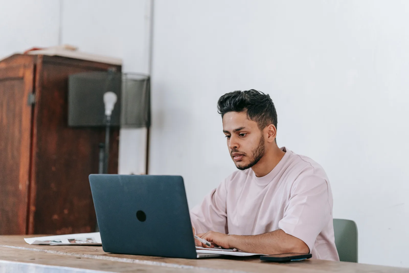 Freelancer trabalhando em laptop para gerar renda extra em casa Freelancer trabalhando em laptop para gerar renda extra em casa