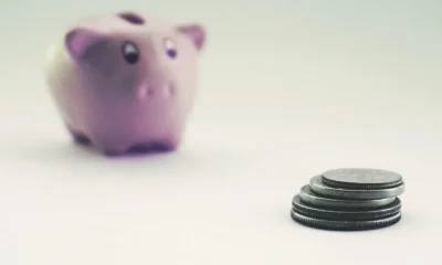 Moedas e cofrinho representando investimento e diversificação de renda