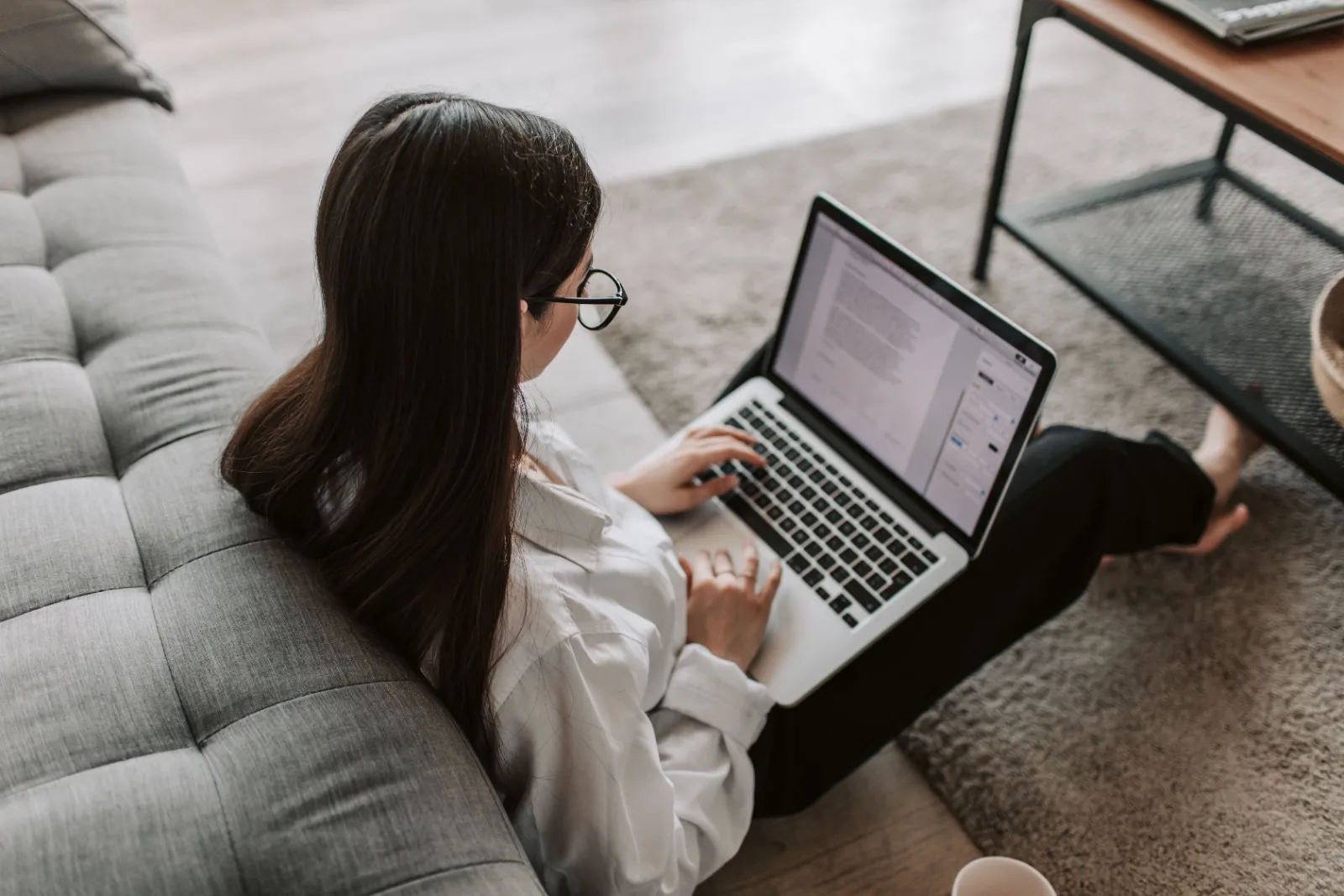 Mulher trabalhando em home office buscando renda extra Mulher trabalhando em home office buscando renda extra