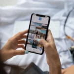 Pessoa usando aplicativo no celular para solicitar empréstimo online