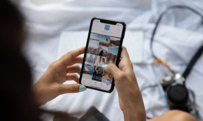 Pessoa usando aplicativo no celular para solicitar empréstimo online