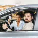 Pessoas dentro do carro após financiamento de veículo