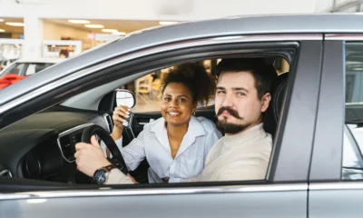 Pessoas dentro do carro após financiamento de veículo