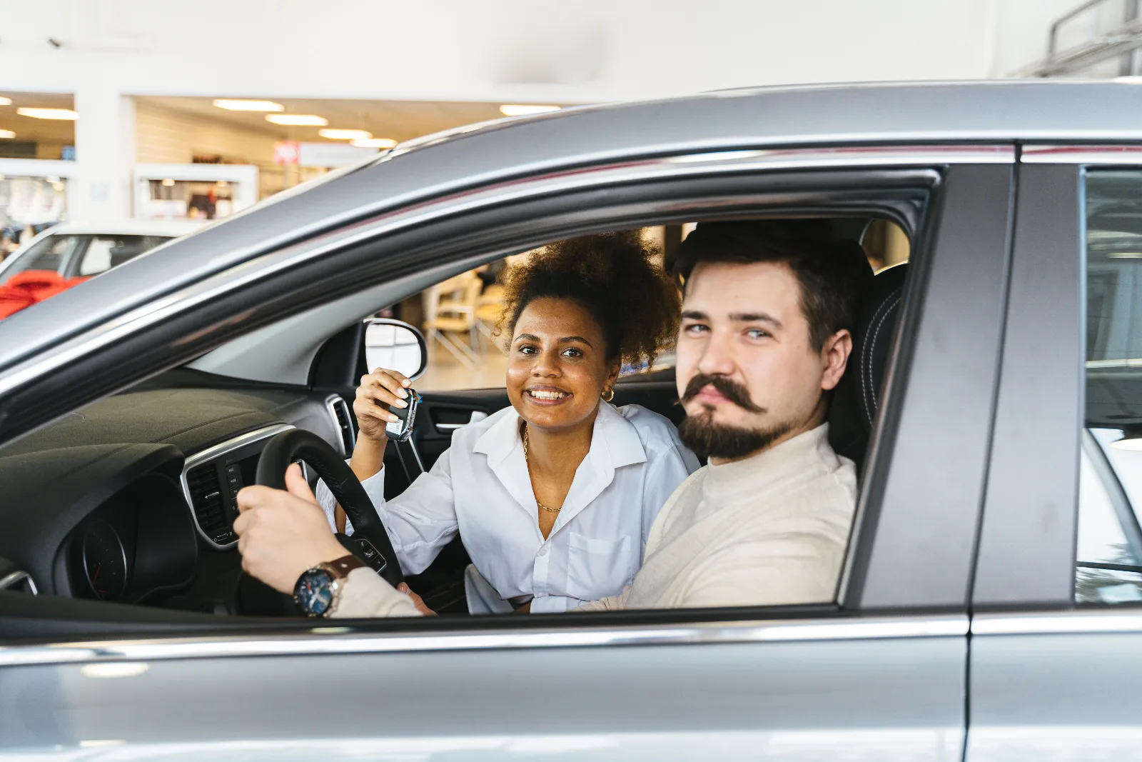 Pessoas dentro do carro após financiamento de veículo