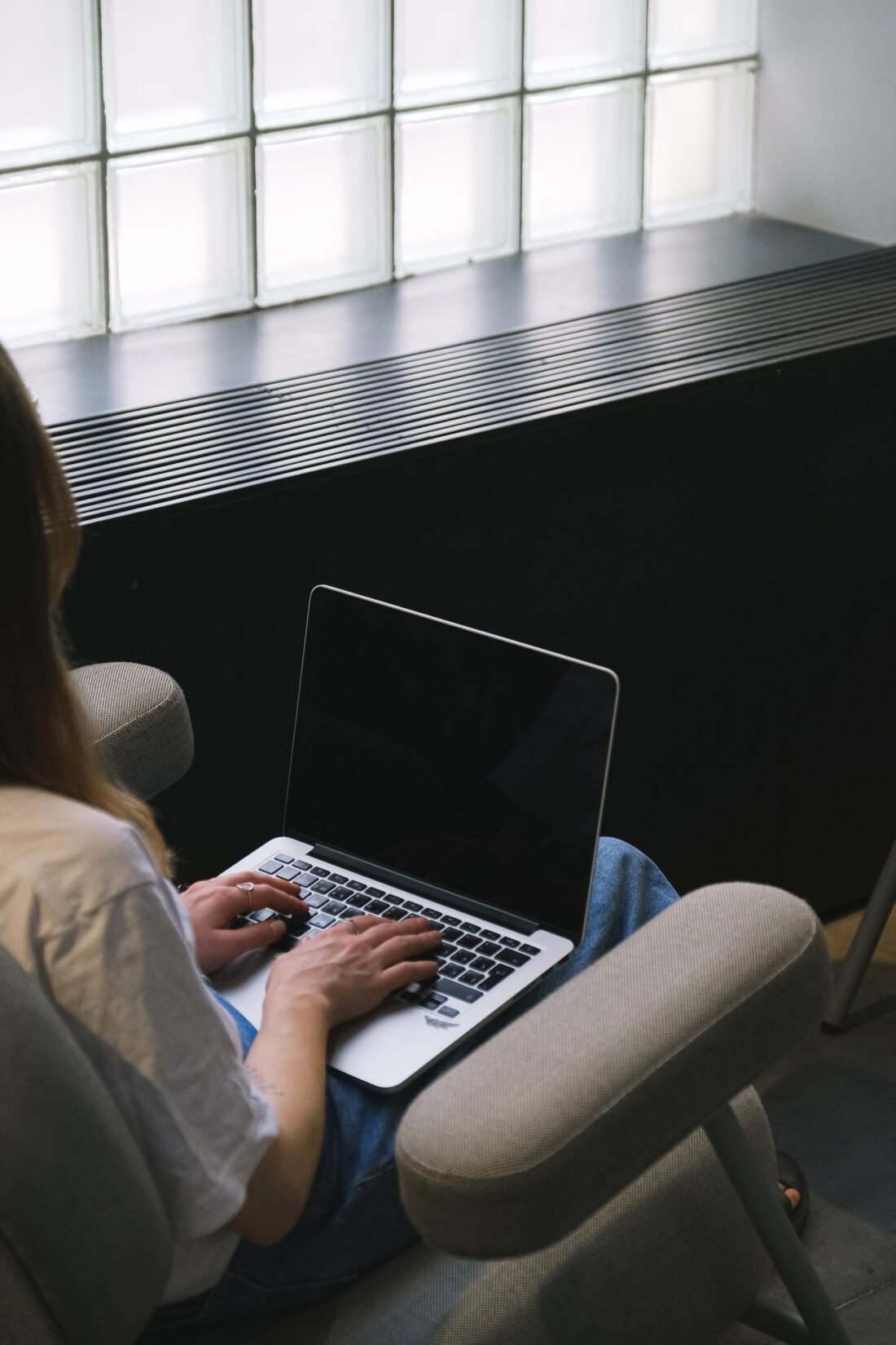 Mulher trabalhando em notebook em ambiente residencial, representando trabalho freelancer como renda extra online Mulher trabalhando em notebook em ambiente residencial, representando trabalho freelancer como renda extra online