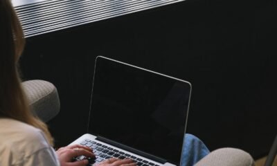 Mulher trabalhando em notebook em ambiente residencial, representando trabalho freelancer como renda extra online