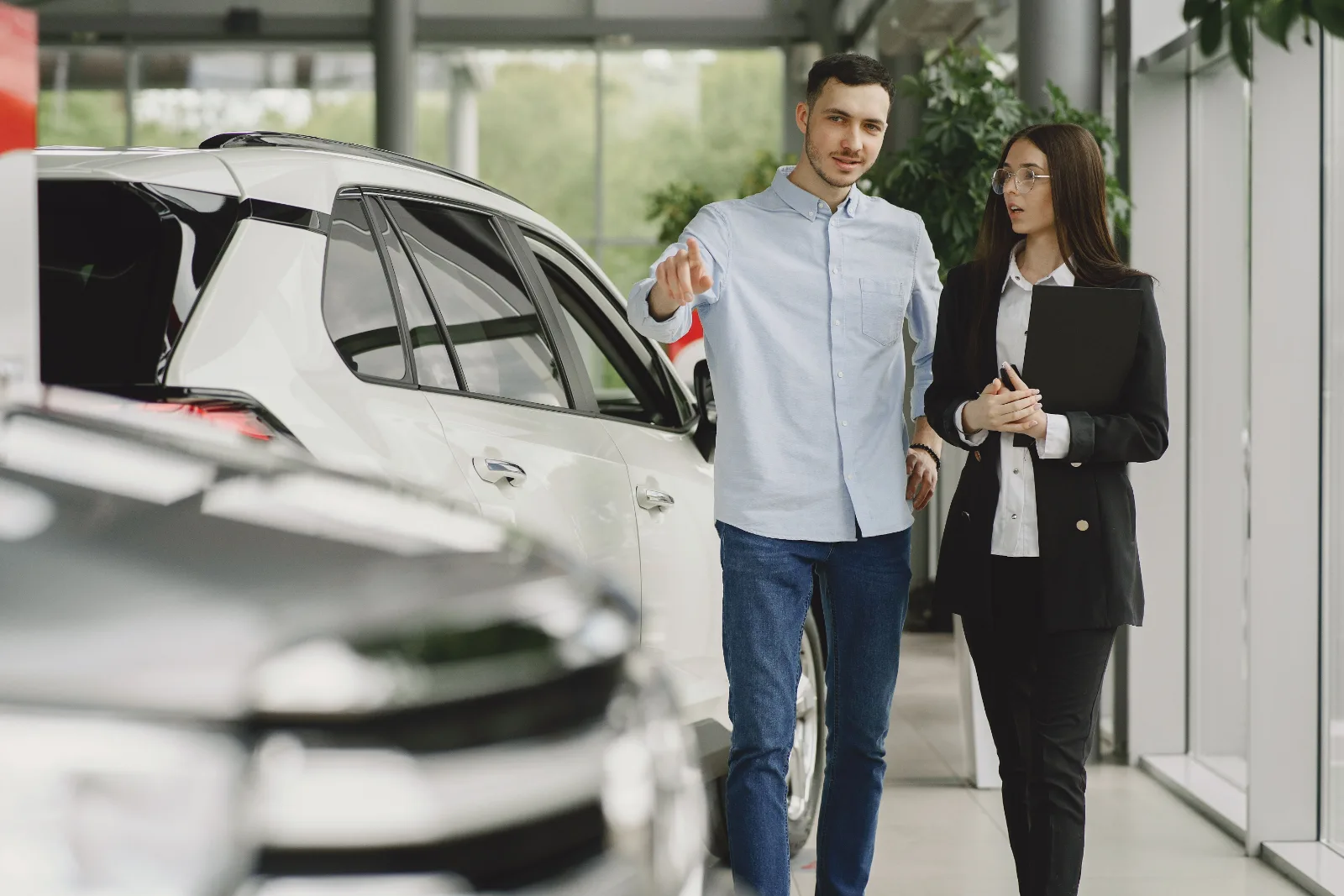 Vendedor de concessionária atendendo cliente na compra do carro