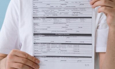 Profissional de saúde entregando documento em prancheta, representando o pedido de auxílio-doença do INSS