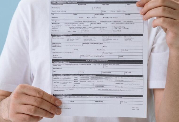 Profissional de saúde entregando documento em prancheta, representando o pedido de auxílio-doença do INSS