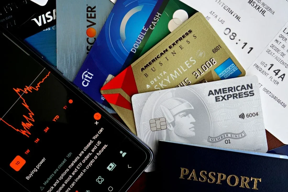 Cartões de crédito, passaporte e itens de viagem para acumular milhas Cartões de crédito, passaporte e itens de viagem para acumular milhas
