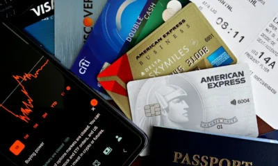 Cartões de crédito, passaporte e itens de viagem para acumular milhas