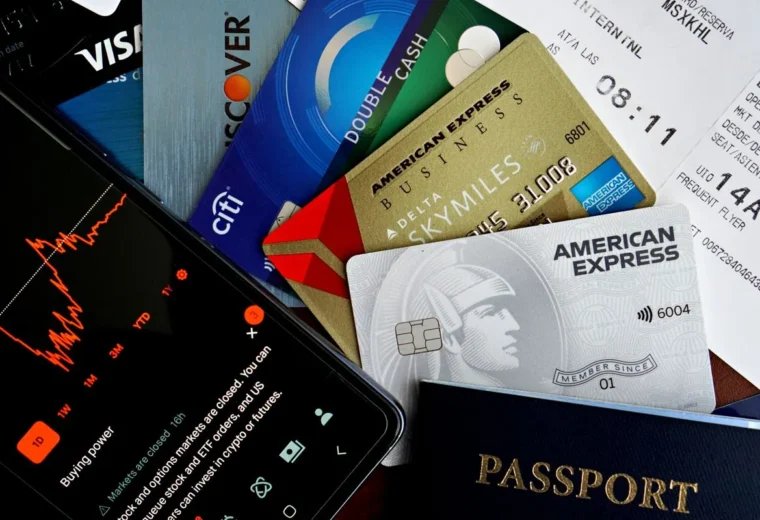 Cartões de crédito, passaporte e itens de viagem para acumular milhas