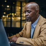 Empreendedor trabalhando no notebook para abrir um MEI
