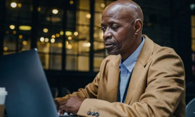 Empreendedor trabalhando no notebook para abrir um MEI