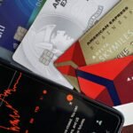 Mão segurando um cartão de crédito, representando a decisão de cancelar o cartão