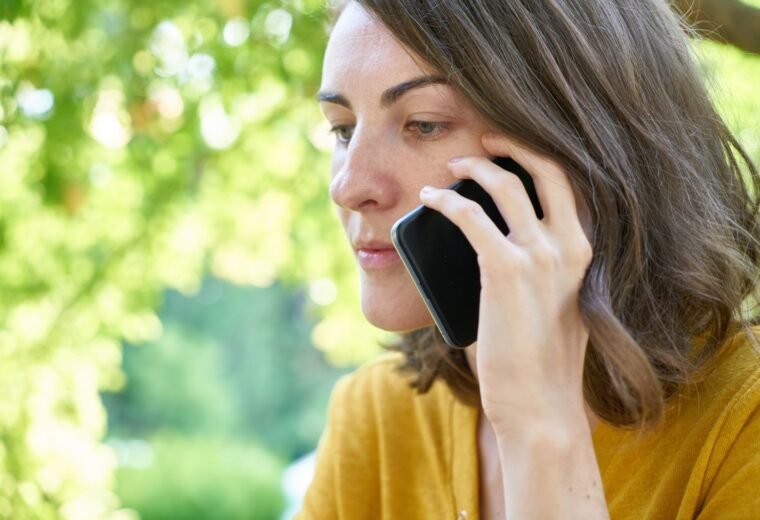 Mão segurando celular e digitando, representando a participação em grupos de WhatsApp de renda extra