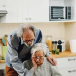Casal de idosos analisando documentos de planejamento financeiro e previdência